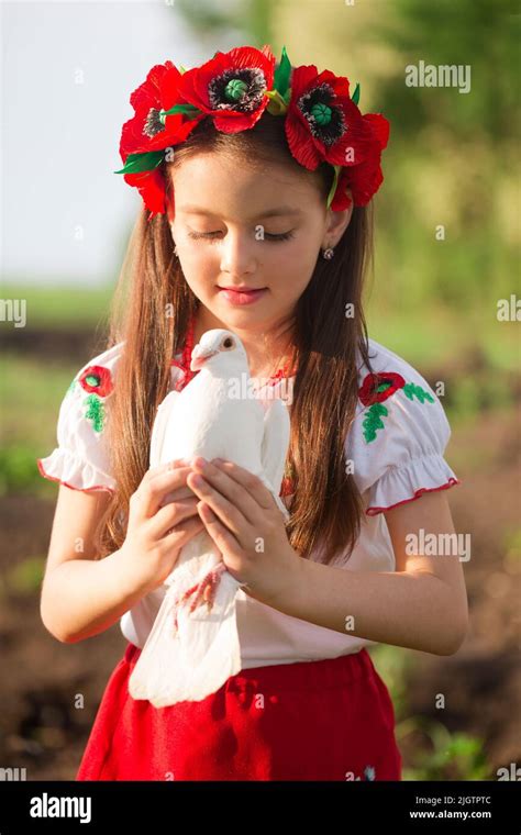 Una Hermosa Ni A Ucraniana En Vestido Nacional Ucraniano Bordado Con