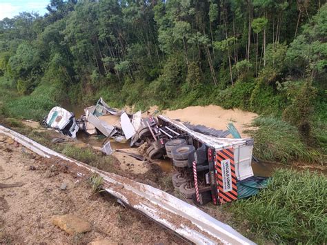 Motorista Morre Em Grave Colisão Entre Dois Caminhões E Um Carro Na Br