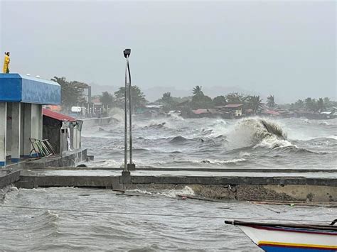 Paeng Slams Into Quezon Causing Flooding Big Waves GMA News Online