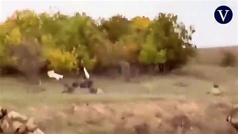 Tanque Ruso Con Una Bandera Blanca Se Rinde Ante Los Soldados