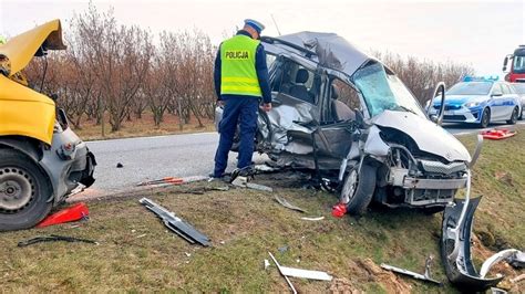 Tragedia Na Drodze W Woj Dzkim Dwie Osoby Nie Yj Wiadomo Ci