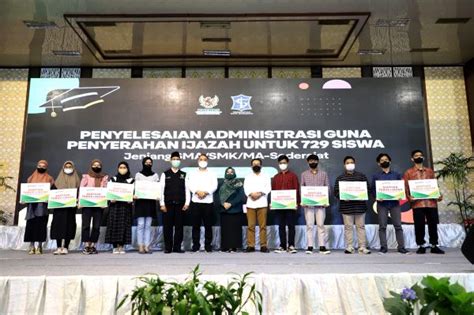 Bersama Baznas Wali Kota Eri Cahyadi Tebus Ijazah Pelajar SMA