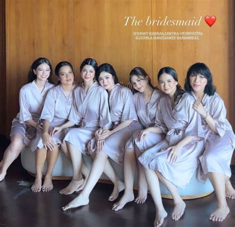 9 Potret Bridesmaid Di Resepsi Enzy Storia Febby Nangis