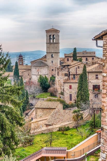 Vista panoramica e pittoresca di Assisi uno dei borghi medievali più