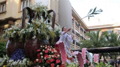 Mayores y pequeños disfrutan del tradicional desfile de Murcia en