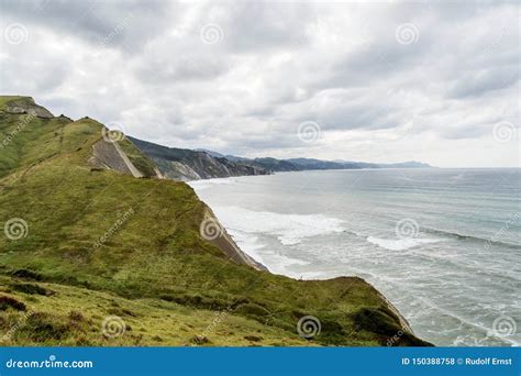 El Flysch De Acantilado En Zumaia Pa S Vasco Espa A Foto De Archivo