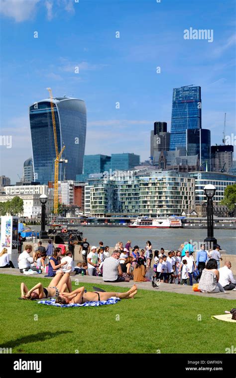 London Uk 13th September 2016 Uk Weather Sun Bathers Make The Most