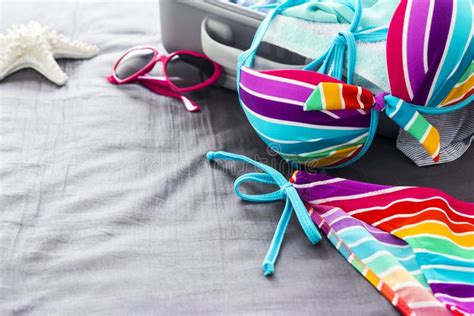 Bunter Bikini Auf Dem Bett Stockfoto Bild Von Mode Sonnenbrille