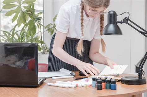 Retrato De Estudiante Disfrutando De Aprender En La Oficina De