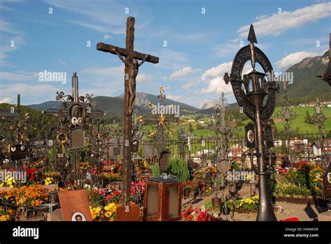 Croce In Ferro Battuto Nel Cimitero Immagini E Fotografie Stock Ad Alta