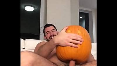 Urso Gostoso Muito Tesão Comendo Uma Abobora PORNO GAY SEXO GAY