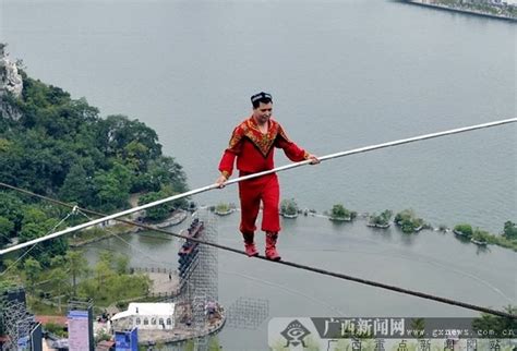 阿迪力柳州冒雨高空走钢丝 文化遗产要找传承人 新闻频道 和讯网