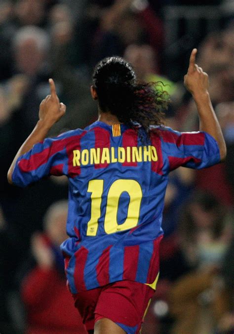 Barcelona’s Ronaldinho celebrates after – En un momento dado