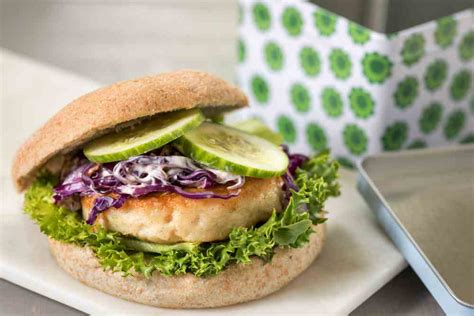 Grov fiskeburger med coleslaw oppskrift med beregnet næringsinnhold og