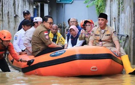 Banjir Hingga Atap Rumah Di Bangkalan Kepala Keluarga Terdampak