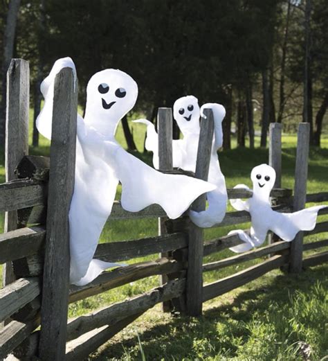 45 Spooky Ideas To Decorate Front Gate And Fence For Halloween