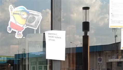 Crolla Il Controsoffitto Del Mcdonald S Nessun Ferito Nel Quotidiano