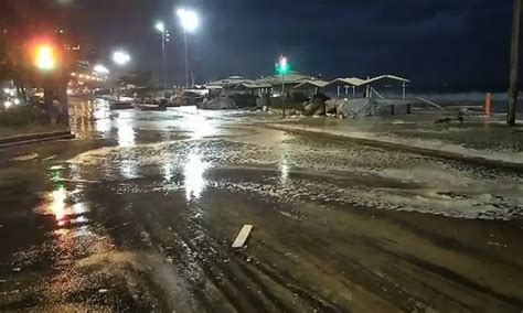 Ressaca Faz Ondas Invadirem A Pista No Leblon E Trecho Da Avenida