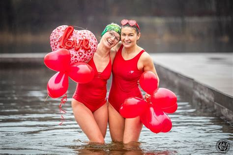 Częstochowa Walentynkowe morsowanie w Parku Lisiniec Zimna woda ale