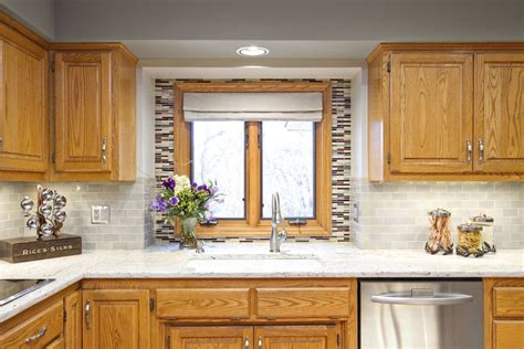 What Color Backsplash Goes With Honey Oak Cabinets 2022