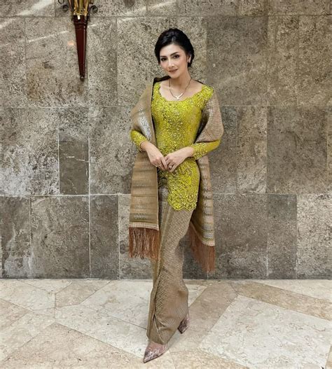 Inspirasi Kebaya Warna Hijau Olive