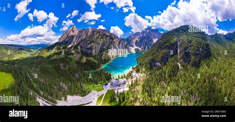 S Dtirol Italien Einer Der Sch Nsten Bergseen In Den Alpen Der