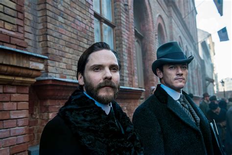 ‘The Alienist’ Review: Daniel Brühl Sheds Light on TNT’s New Drama ...