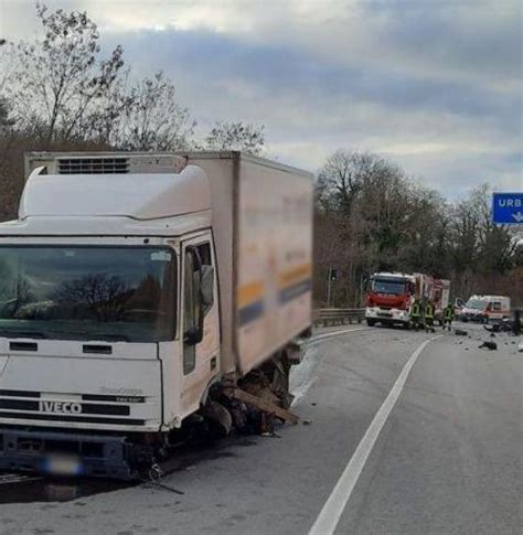 Scontro Tra Auto E Camion Sulla Bretella Giovane Rimane Ferita