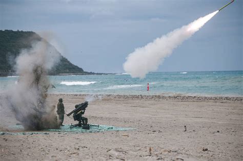 軍武圖輯》【影片】威震天際！神弓操演陸劍二、刺針飛彈精準命中 自由軍武頻道