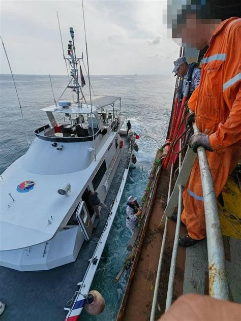 Berlabuh Tanpa Kebenaran Sebuah Kapal Kargo Ditahan