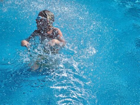 Diversi N Adolescente En La Piscina Con Agua Salpicada Foto Premium