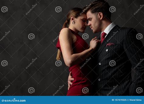 Un Couple Sexy Qui Sembrasse Fortement Et Qui Regarde Avec Passion