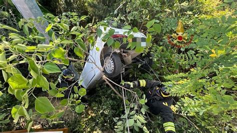 Va Fuori Strada Con L Auto Dopo Aver Divelto Una Ringhiera E Finisce In