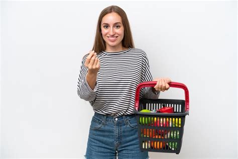 Jovem Romena Segurando Uma Cesta De Compras Cheia De Comida Isolada No