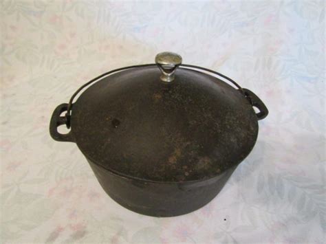 Wagner Cast Iron Dutch Oven with Lid | EstateSales.org