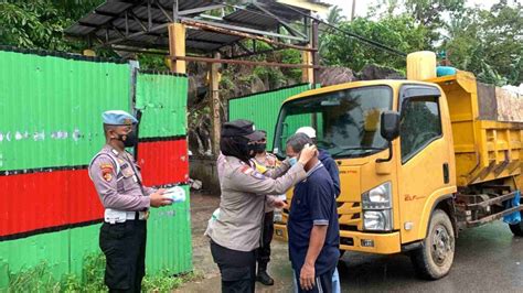 Personil Polsek Siantan Anambas Bagikan Masker Ke Petugas Kebersihan