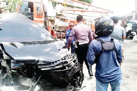 Diduga Rem Blong Truck Bertonase Bikin Laka Beruntun Hantam Mobil