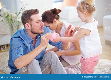 Vida Cotidiana En Familia Con Niño Imagen de archivo Imagen de amor