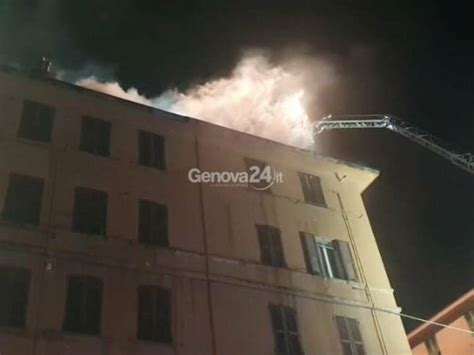 Spento L Incendio In Via Piacenza Il Tetto Dell Edificio Crollato