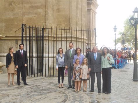 Unas 500 personas reciben a los Reyes los Príncipes sus hijas y a la