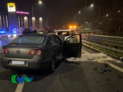 Auto contromano in rotonda provoca frontale e l impatto è violentissimo