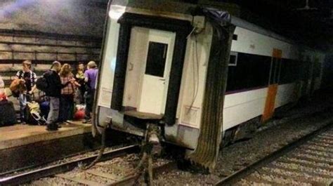 Al Menos Tres Heridos Por El Descarrilamiento De Un Tren En Barcelona