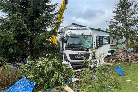 Unfall in Lichtenau Brummi Fahrer will Tier ausweichen und verwüstet