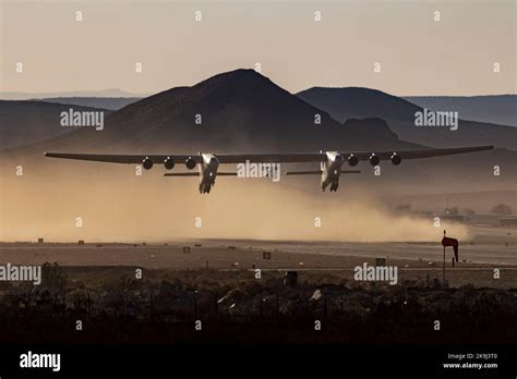 L Avion Stratolaunch Roc Qui Part Du Port Spatial De Mojave Elle