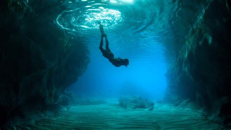 Scuba Diving Wallpaper For Desktop Full Hd - Woman Diving Into Sea ...