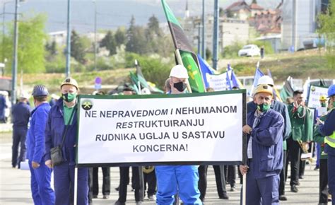 Vi E Stotina Rudara Protestovalo Ispred Zgrade Vlade Federacije Bih