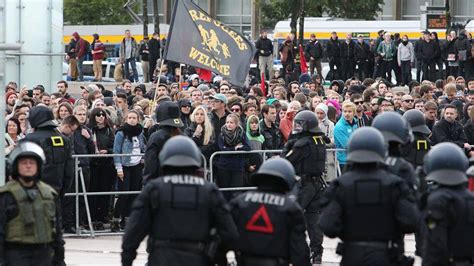 Leipzig Vermummte Werfen Steine Auf Rechte Demo Und Polizisten