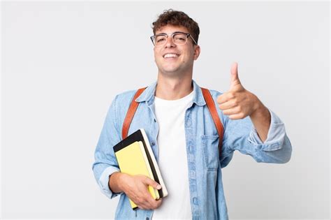 Hombre Guapo Joven Que Se Siente Orgulloso Sonriendo Positivamente Con