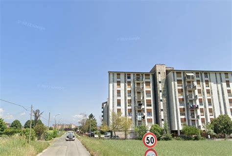 Si Arrampica Su Un Balcone E Cade Dal Quarto Piano Gravissimo Un