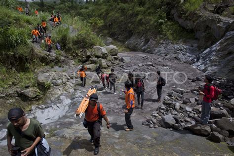 Evakuasi Pendaki Gunung Merapi Antara Foto